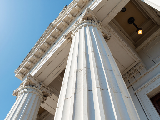 博物馆建筑外观,古典风格建筑,金色装饰,阳光照射下的宏伟外观